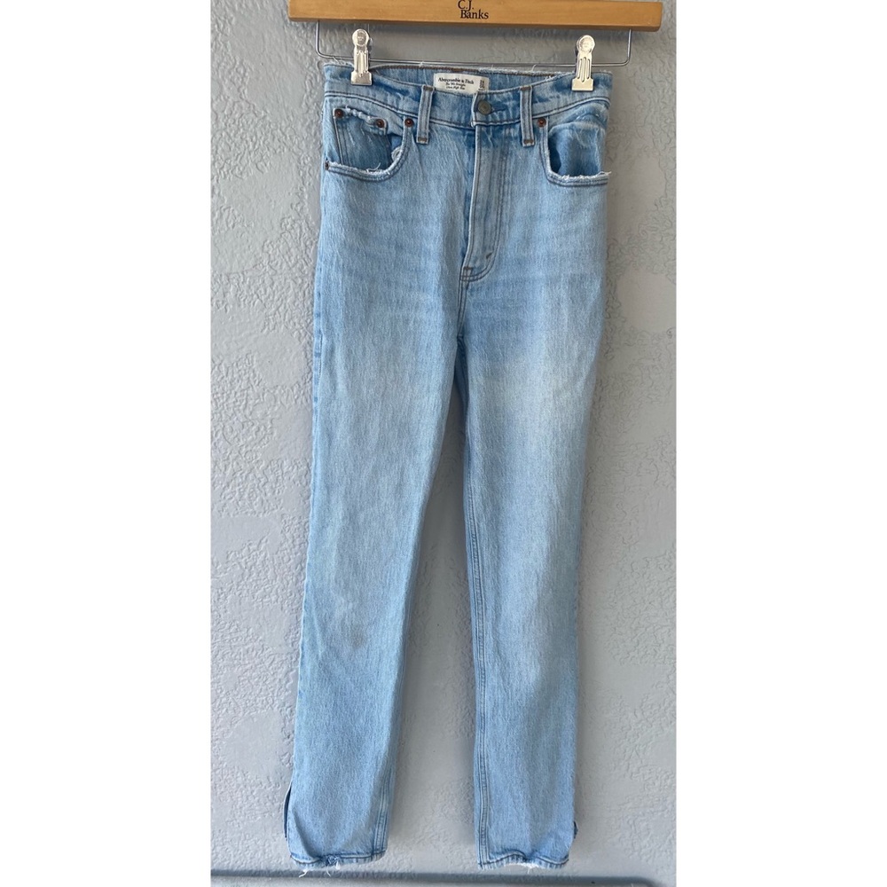 Abercrombie & Fitch The ‘90s Straight Ultra High Rise Light Blue Jeans